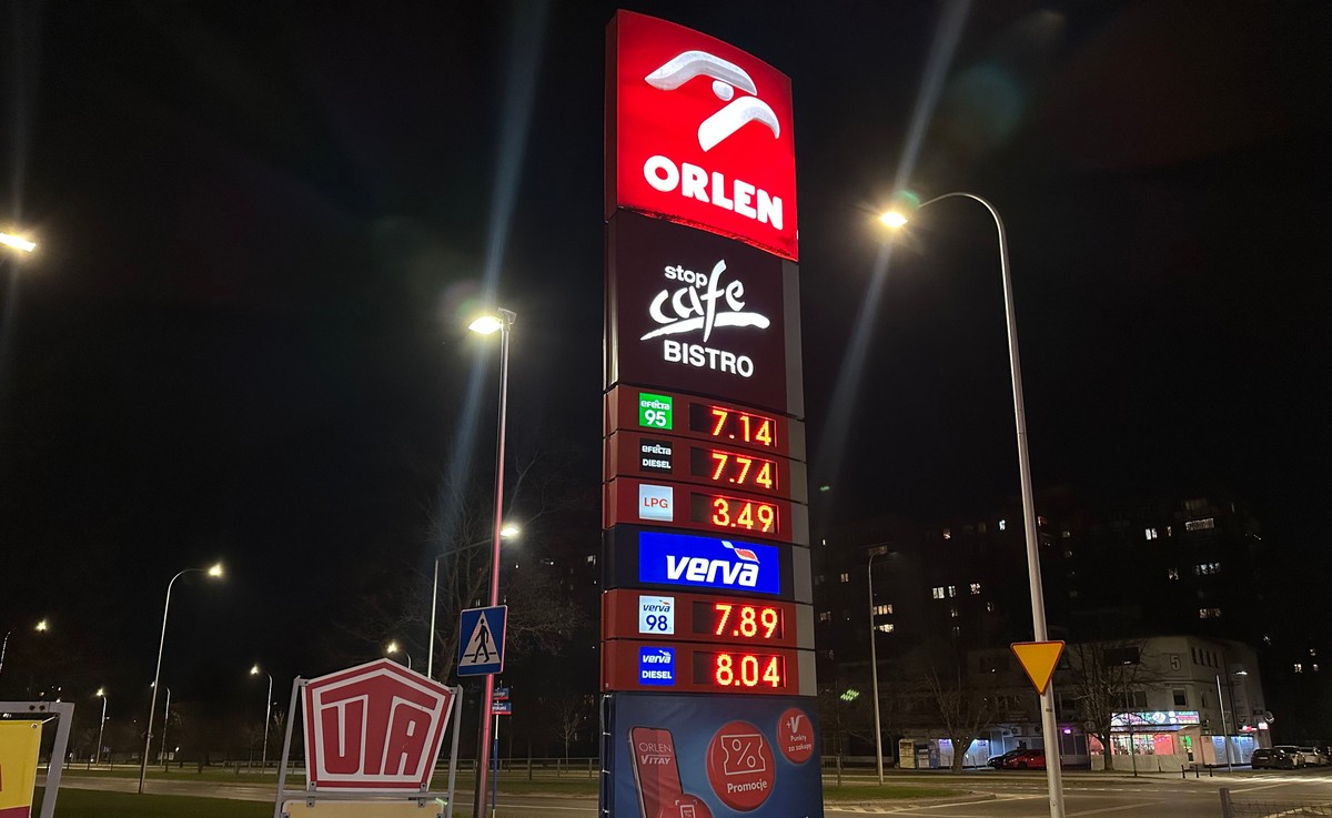 Pylon stacji benzynowej Orlen 20 marca. Widoczne ceny paliw: benzyna 95 za 7,14 zł, diesel za 7,74 zł, LPG za 3,49 zł