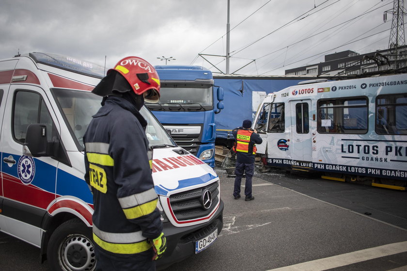 Zderzenie tramwaju z ciężarówką w Gdańsku. Ranna motornicza