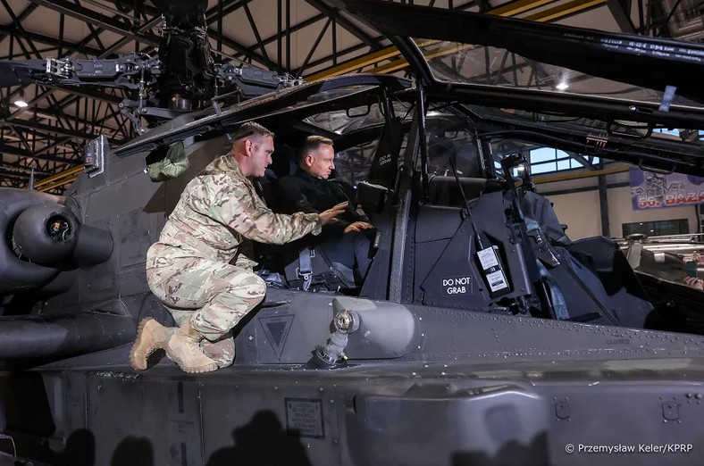W przeciwieństwie do większości śmigłowców, piloci w AH-64 nie siedzą obok siebie, a jeden za drugim. Zwiększa to szanse na przeżycie jednego z pilotów w razie trafienia śmigłowca.