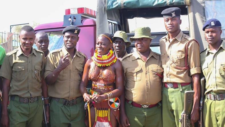 Akothee with Police officers. Photos of Akothee in Turkana helping drought victims