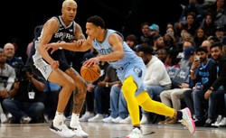 Liga NBA. Siedem punktów Sochana, porażka Spurs z Grizzlies [WIDEO]
