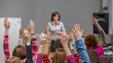 Małżeństwo zamiast seksu przed ślubem, kalendarzyk w miejsce antykoncepcji – tego będą uczyć się podczas lekcji WDŻ dzieci