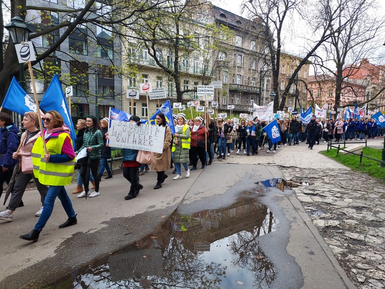 Pielęgniarki spod siedziby UJ przeszły jeszcze pod magistrat i siedzibę wojewody małopolskiego