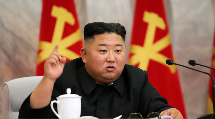 Kim mostanában a párt központi bizottságának ülésén tüsténkedik az ötéves terv  összehozásán / Fotó: MTI - EPA