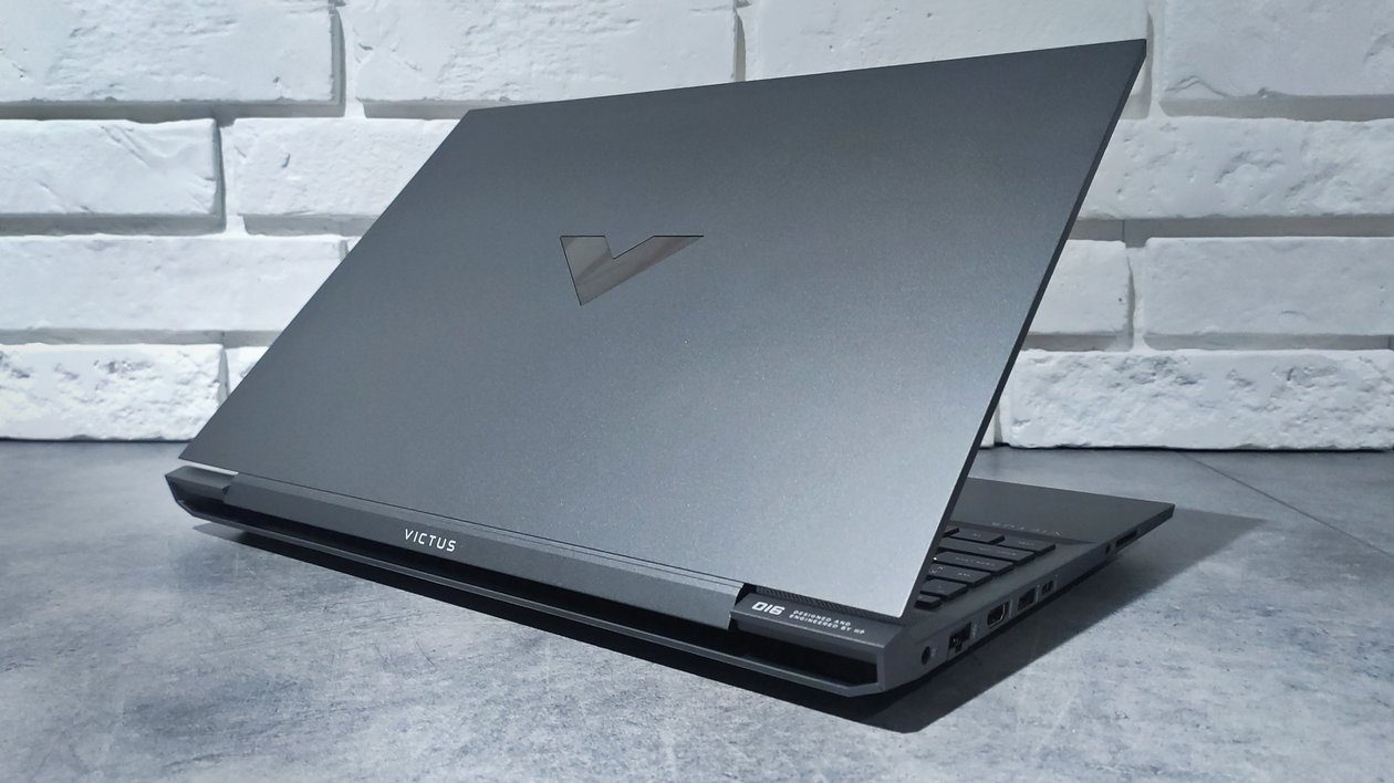Victus by HP – futurystyczny, ale stonowany wygląd laptopa pasuje zarówno do jego gamingowego charakteru, jak i do laptopa dla projektantów czy architektów 