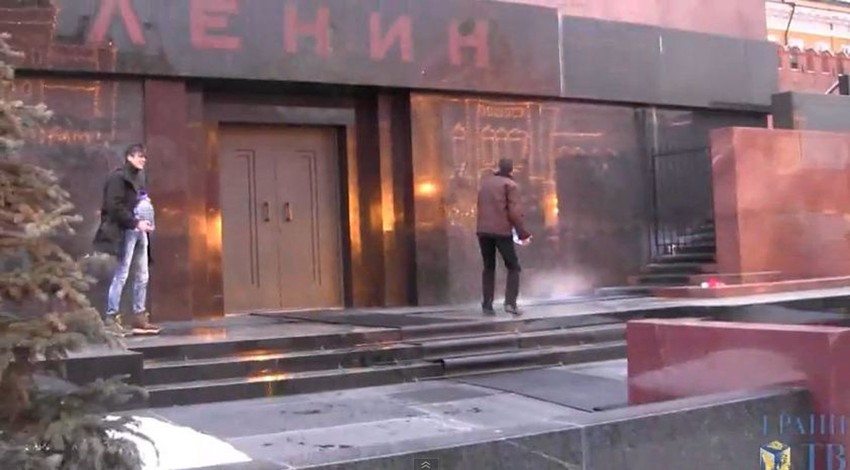 Momci su bacali rusku vodicu na Lenjinov mauzolej