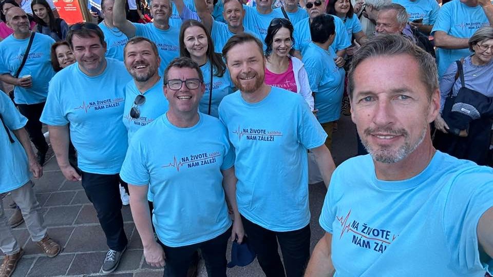 Poslanec KDH Martin Šmilňák (v popredí vľavo).