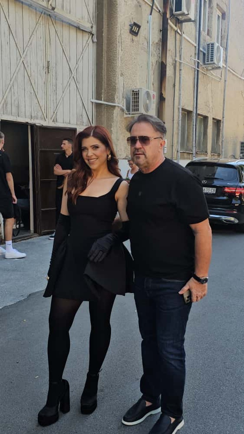 Osman Hadžić sa sestričinom ispred studija "Zvezda Granda"