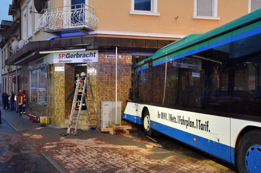 Wypadek szkolnego autobusu. Wiele rannych dzieci