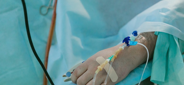 Skuteczny lek na COVID-19 nie jest w Polsce refundowany. Lekarz: Piramidalna bzdura