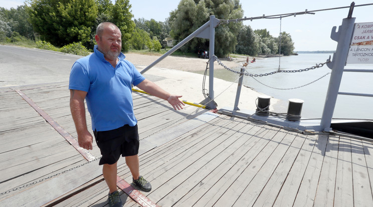 Czipót István, a komp jegyszedője hívta a segítséget, majd a tolóhajóról ugrott az autós után /Fotó: Fuszek Gábor