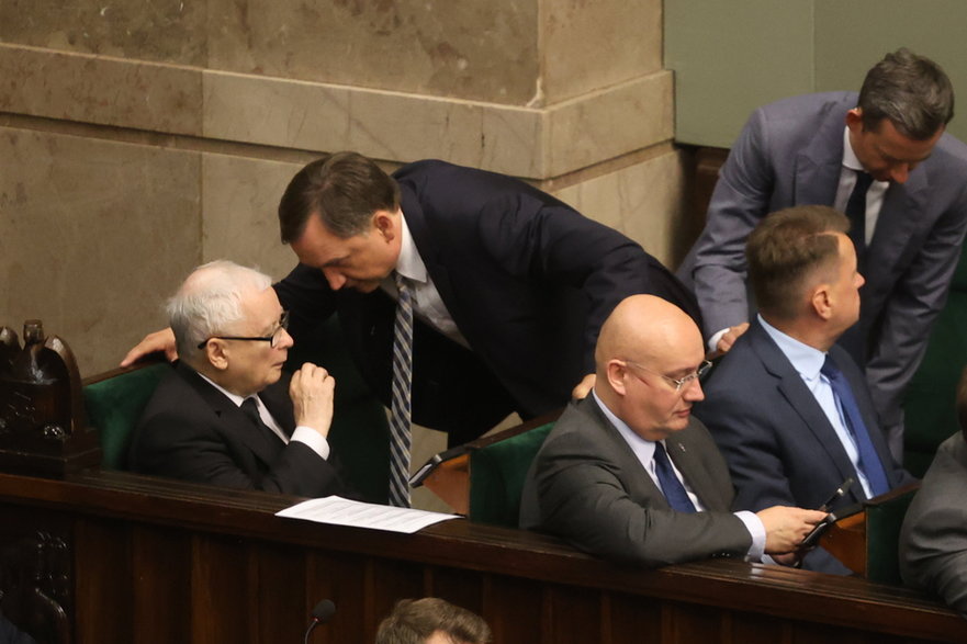 Jarosław Kaczyński i Zbigniew Ziobro na sali posiedzeń Sejmu (17.08.2023)