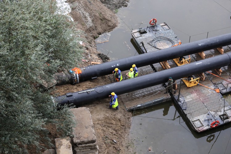Jak powiedział PAP Kieruzel, nic nie wskazuje na to, aby była potrzeba wstrzymania prowadzonego od rana tłoczenia ścieków. Wyjaśnił, że zarówno rurociąg, jak i most, na którym umieszczono rury, bardzo dobrze funkcjonują.