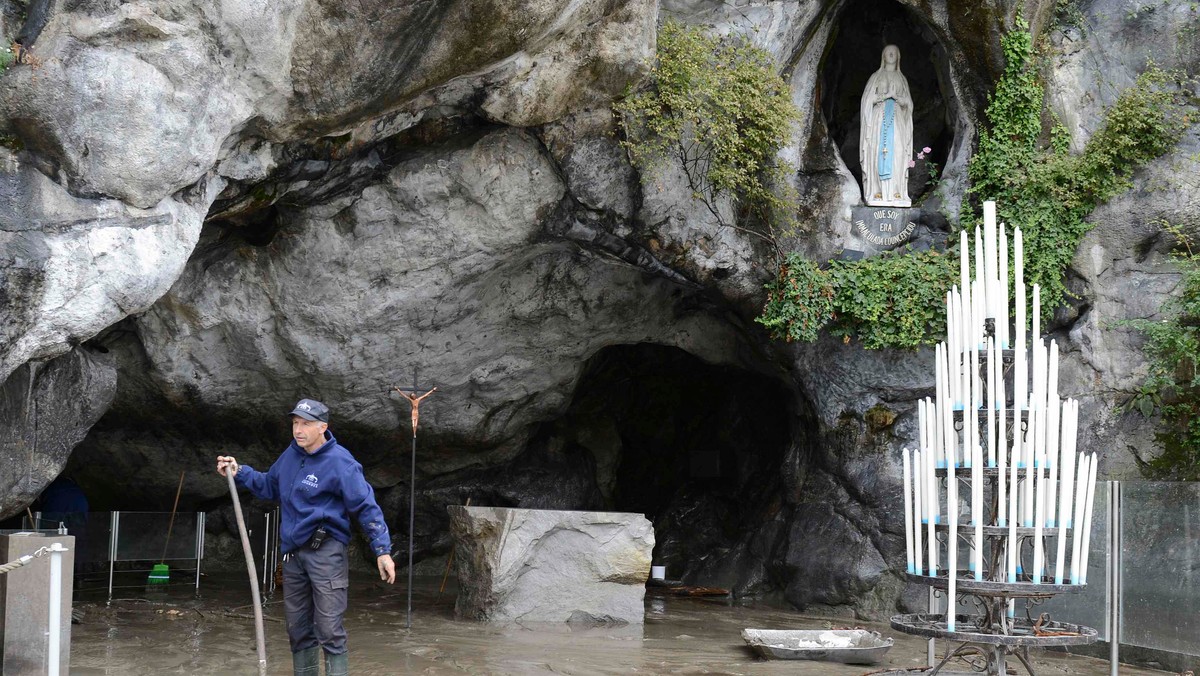 Woda wdarła się do sanktuarium w Lourdes