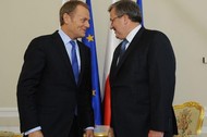 tusk komorowski patrzą