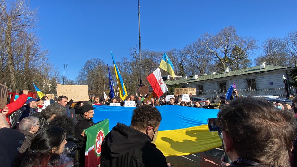 Manifestacja przed rosyjską ambasadą w Warszawie