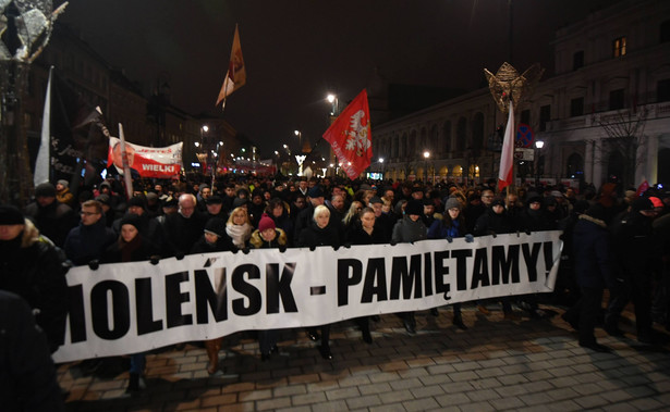 Miesięcznice smoleńskie to nie zgromadzenia publiczne, tylko prywatne spotkania. Sąd: Obywatele RP niewinni