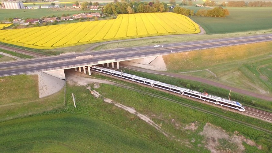Oficjalny harmonogram PKP Intercity przewiduje, że 20 pociągów Dart ma kursować od połowy grudnia na trasach: Jelenia Góra – Wrocław – Łódź – Warszawa – Białystok/Lublin oraz Bielsko-Biała – Katowice – Częstochowa ­– Koluszki – Warszawa – Białystok/ Lublin. Równolegle do eksploatacji powinno wejść 20 pociągów pasażerskich Flirt, które są równolegle produkowane przez szwajcarsko-polskie konsorcjum Stadlera i Newagu. Składy Dart i Flirt będą uzupełnieniem floty Pendolino.