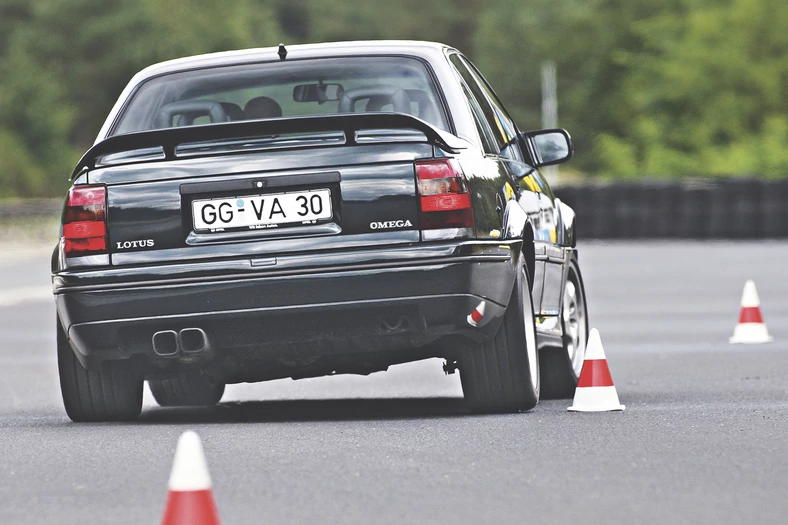 377 koni czyni z Lotusa Omegi prawdziwą bestię, 
ale sportowcem czystej krwi to auto nie jest.