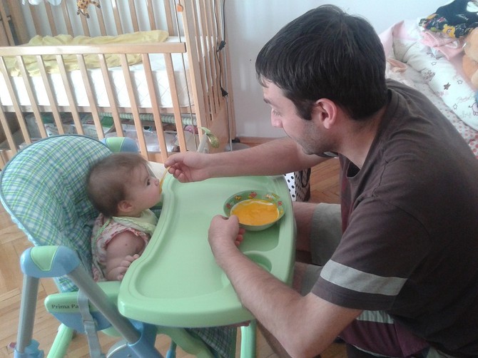 Tata hrani dete