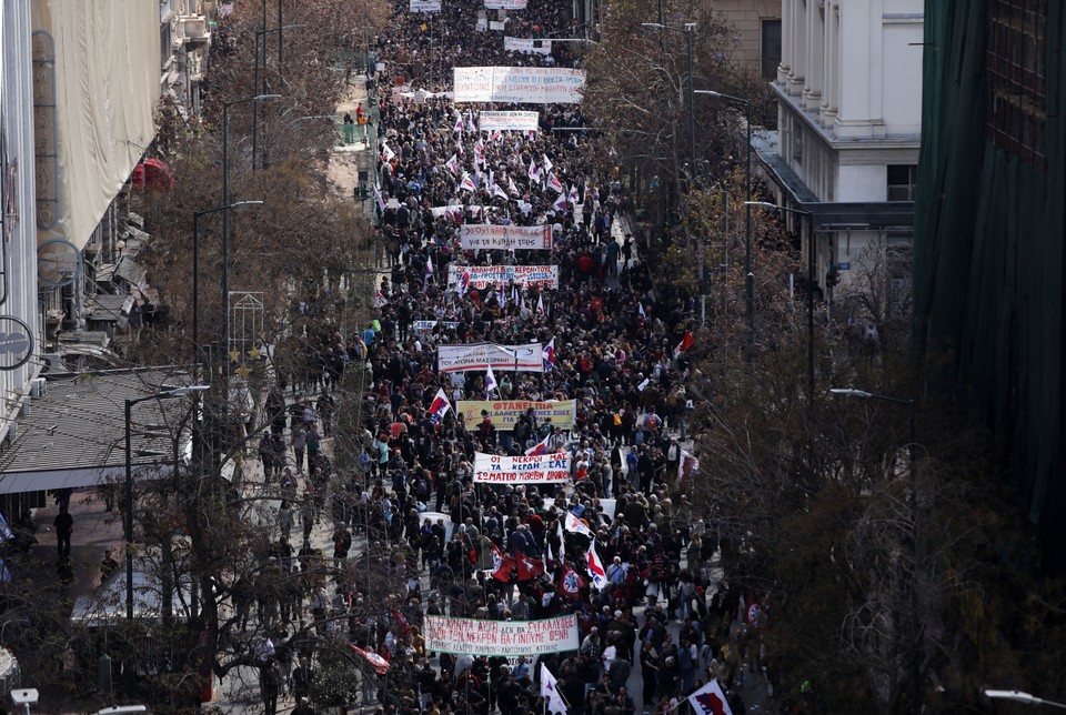 Katastrofa kolejowa i protesty. Dziesiątki tysięcy ludzi na ulicach Aten