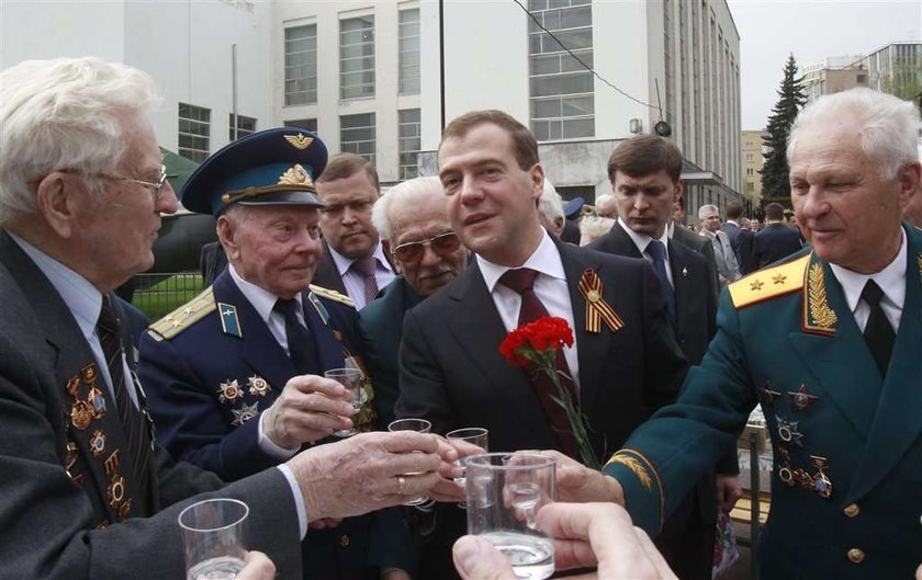 Dmitry Medvedev pije wódkę