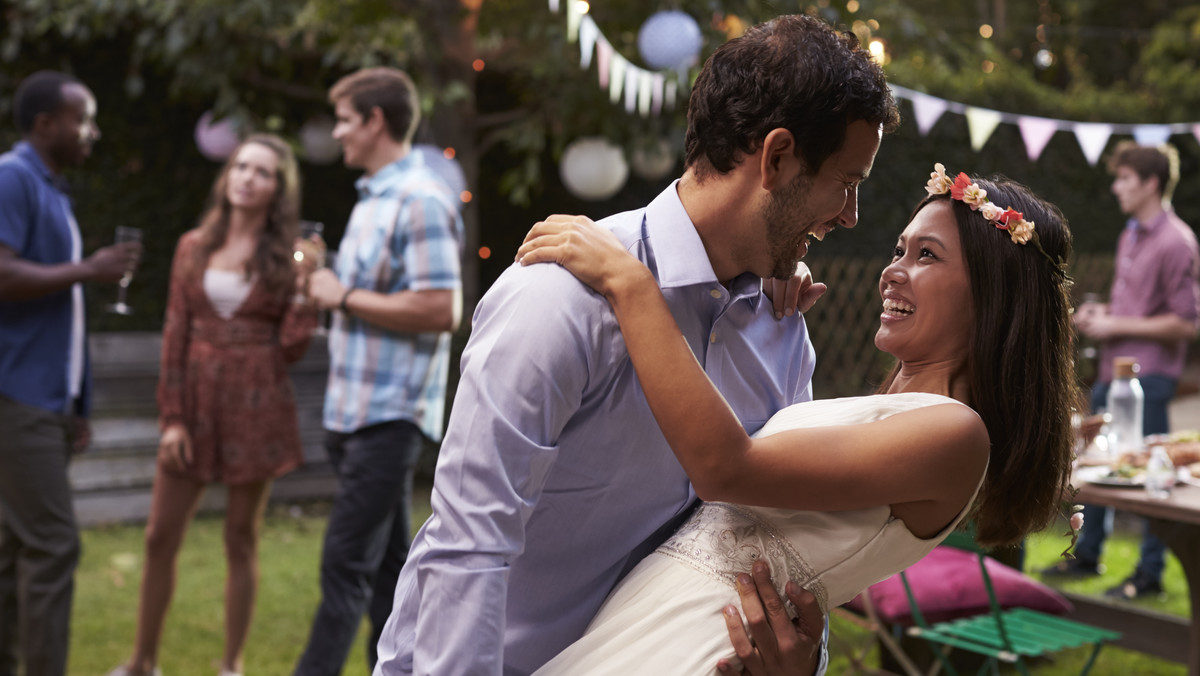 Kilkoro młodych Argentyńczyków nie chciało czekać z wielkim świętowaniem, aż do czasu, gdy ktoś z ich grona weźmie ślub. Oto co wymyślili.