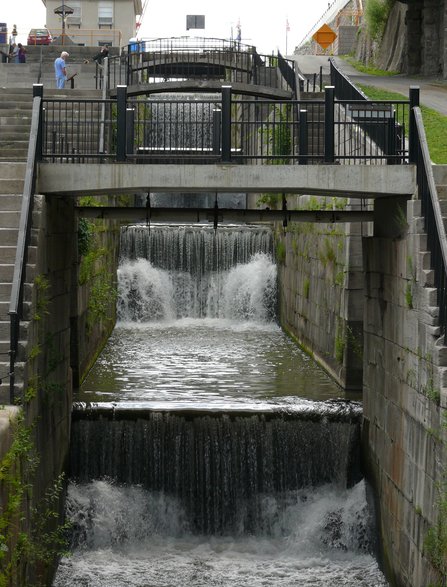 Pięciostopniowa śluza przecinająca skarpę Niagara w Lockport