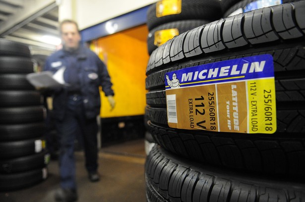 Firma Michelin Polska zmniejszy produkcję, by ograniczyć zapasy nowych opon. Fot. Bloomberg