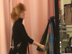 Zaklinanie zimy? Gwiazda TVN w futrzanej czapie w centrum handlowym