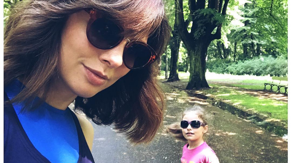 Karolina Gorczyca nie należy do grona najaktywniejszych aktorek w social-mediach. Rzadko pojawia się na ściankach i w przeciwieństwie do koleżanek po fachu nie jest zbyt wylewna. Tym razem jednak opublikowała na Instagramie wspólne zdjęcie z córką Marią.