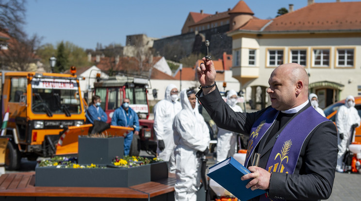 Utcai fertőtlenítés Egerben / Fotó: MTI/Komka Péter