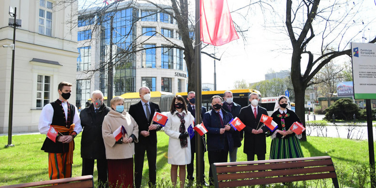  Jednym z symboli Mazowsza jest Flaga Województwa Mazowieckiego. W Warszawie wspólnie wywiesili ją przewodniczący Sejmiku Województwa Mazowieckiego Ludwik Rakowski, marszałek Adam Struzik, wicemarszałkowie – Wiesław Raboszuk i Rafał Rajkowski, członkowie zarządu województwa – Janina Ewa Orzełowska i Elżbieta Lanc, wiceprezydent Warszawy Robert Soszyński oraz dyrektor Muzeum Niepodległości Tadeusz Skoczek 