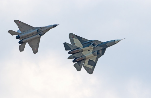 Samolot myśliwski piątej generacji T-50 PAK FA (z prawej,) oraz MiG-29 (z lewej) podczas obchodów stulecia Rosyjskich Sił Powietrznych w Żukowsku w Rosji. Fot. Meoita / Shutterstock.com