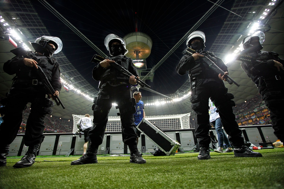 Policjanci na stadionie
