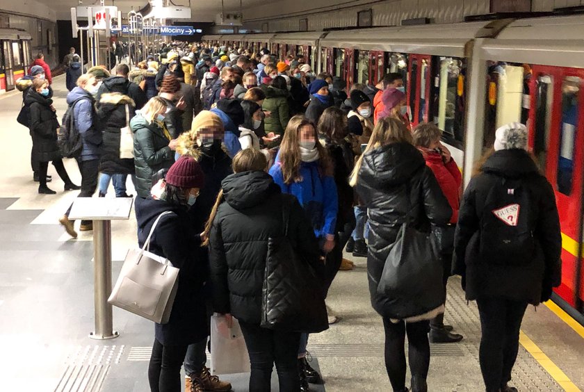 Rząd wycofał się z wprowadzenia zapowiadanych limitów w pociągach i komunikacji miejskiej. Nie ma tam limitów, ale trzeba nosić maseczkę.