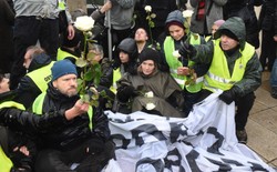 "Żądamy ekshumacji kota". Transparenty i przepychanki podczas miesięcznicy smoleńskiej