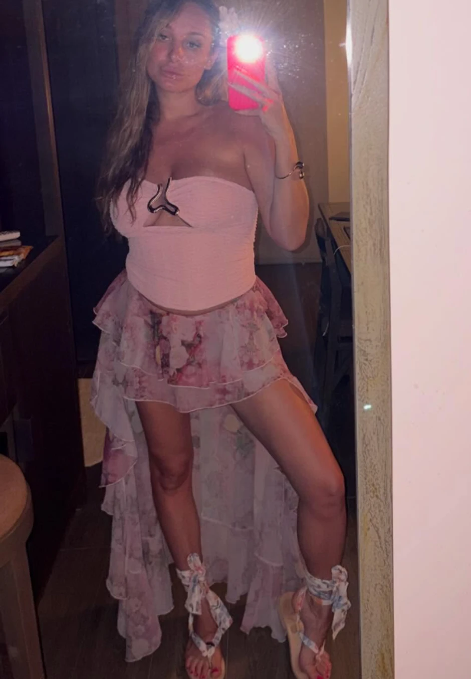 Luna Đogani slika izrez kod velikih grudi, jedva obuzdala obline: Slika gole noge, pa zadiže suknju