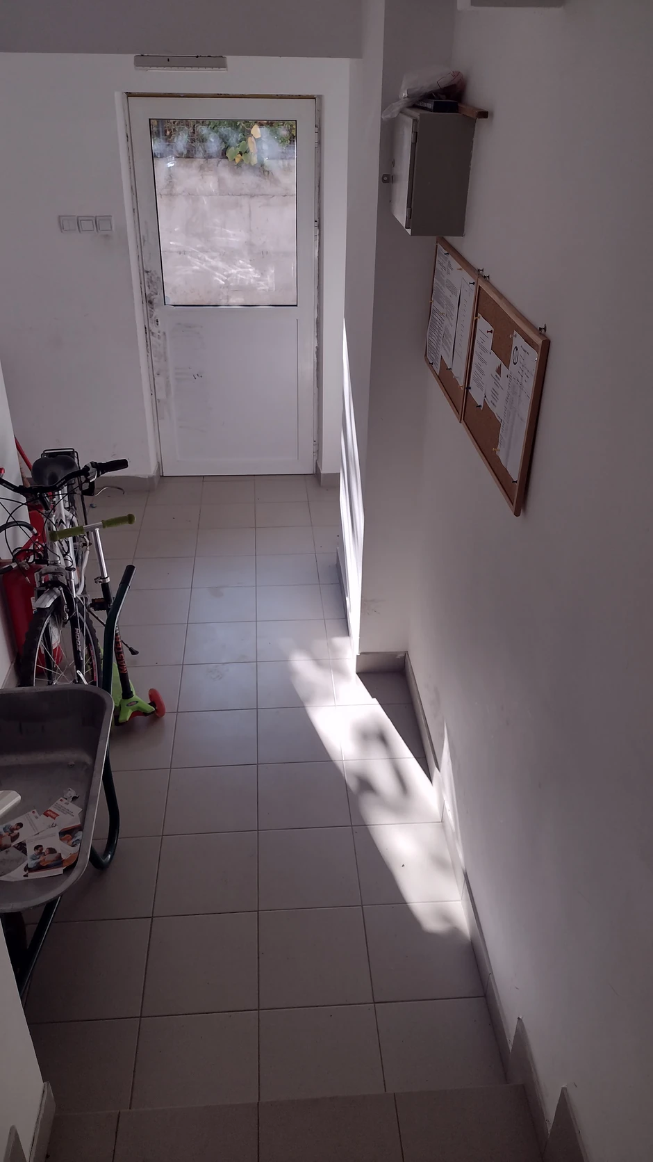 Ulaz zgrade u Ulici Svrljiškog partizanskog odreda u Nišu u kojoj se desio pokušaj ubistva