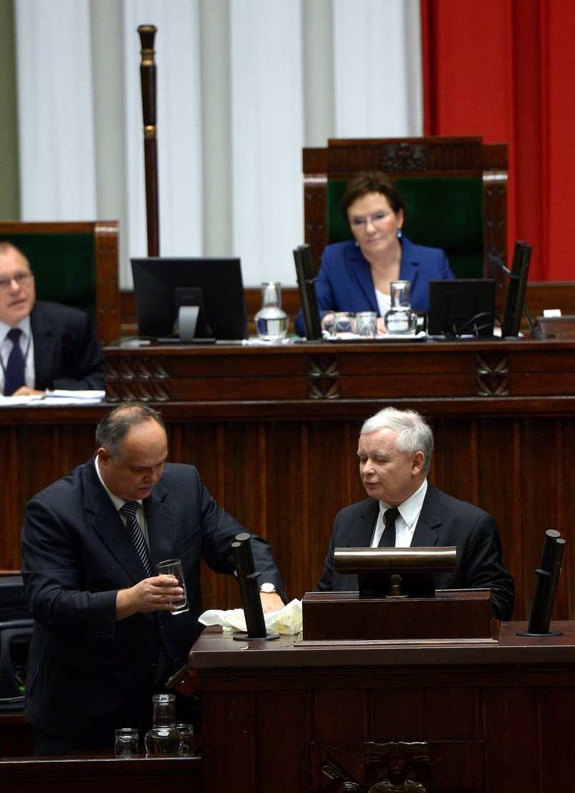 PiS chce odwołania niesprawnego rządu, który "za nic ma demokrację". Tak Jarosław Kaczyński argumentował w Sejmie wniosek jego partii o konstruktywne wotum nieufności dla rządu Donalda Tuska. Na czele gabinetu technicznego proponowanego przez Prawo i Sprawiedliwość miałby stanąć profesor Piotr Gliński. Dziś nie pozwolono mu wystąpić na sali plenarnej i zmieniono zasady debaty - mówił szef PiS. Zdaniem Jarosława Kaczyńskiego, stało się tak prawdopodobnie ze strachu - ktoś się boi "prawdziwych słów" wobec rządu.