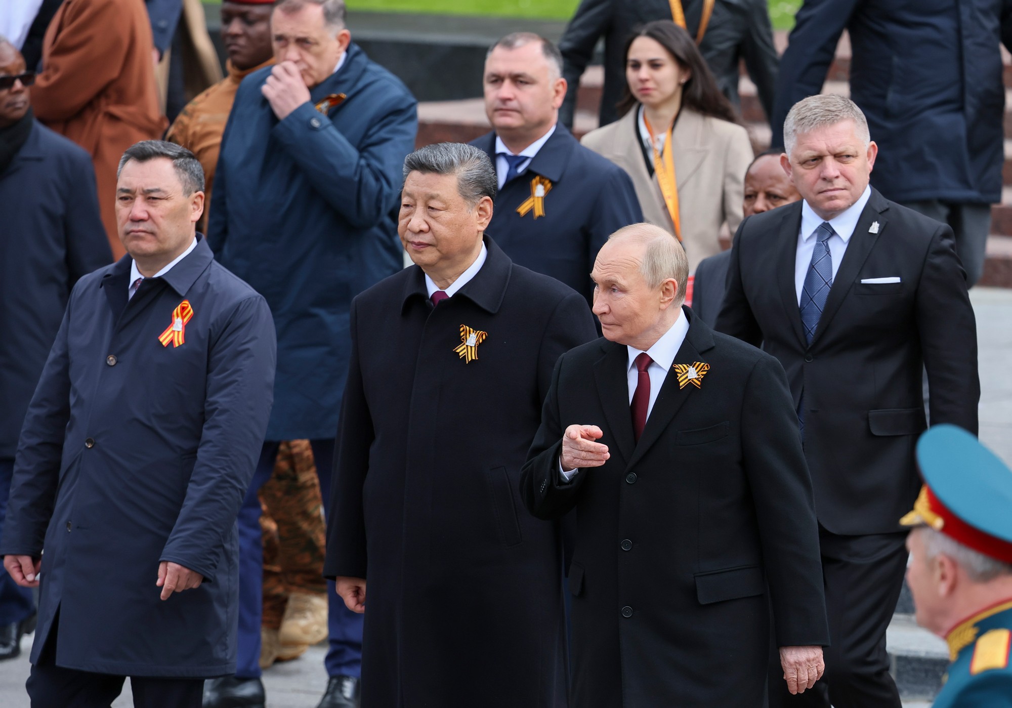 Zľava kirgizský prezident Sadyr Japarov, čínsky prezident Si Ťin-pching, ruský prezident Vladimir Putin a slovenský premiér Robert Fico na slávnostnom kladení vencov pri Hrobe neznámeho vojaka v Alexandrovej záhrade po vojenskej prehliadke ku Dňu víťazstva v Moskve.