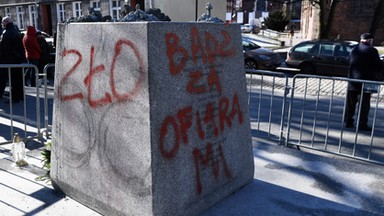 Gdańsk: demonstracja pod cokołem pomnika ks. Jankowskiego