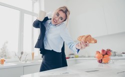 Jedzenie w biegu nam szkodzi. Jak bardzo?