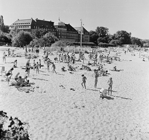 Początek lat 70. Grand Hotel w Sopocie od strony plaży. Źródło: Archiwum Państwowe w Zielonej Górze 