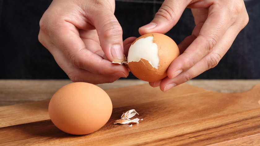 Obieranie jajek może być lekkie, łatwe i przyjemne.Wypróbuj te triki, a nie będziesz się denerwować