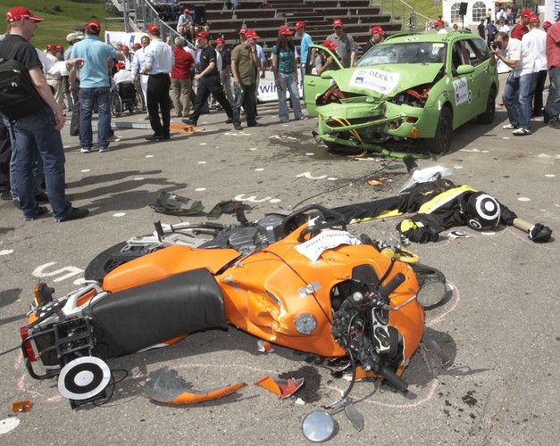 Mało tego, jeśli w kraksie ucierpi motocyklowy zbiornik paliwa dochodzi ryzyko pożaru