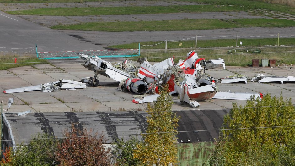 Szczątki Tu-154M na terenie wojskowego lotniska Siewiernyj w Smoleńsku, 2010 r.