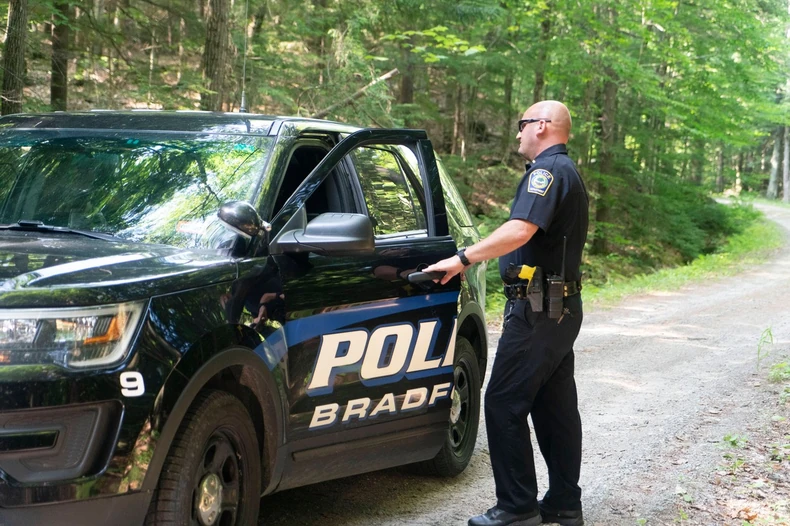 Policija Bredforda kod vile u kojoj se krila Maksvelova