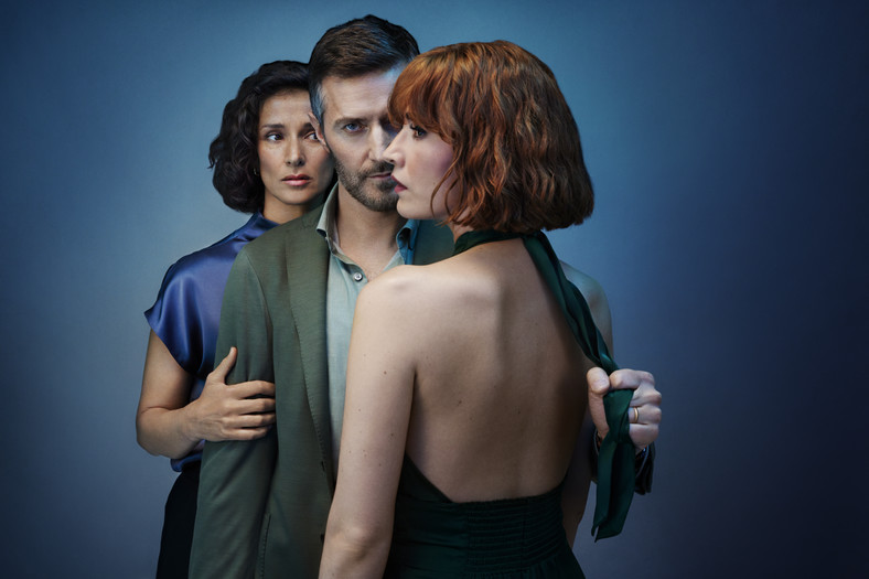 Indira Varma, Richard Armitage i Charlie Murphy w serialu "Obsesja"