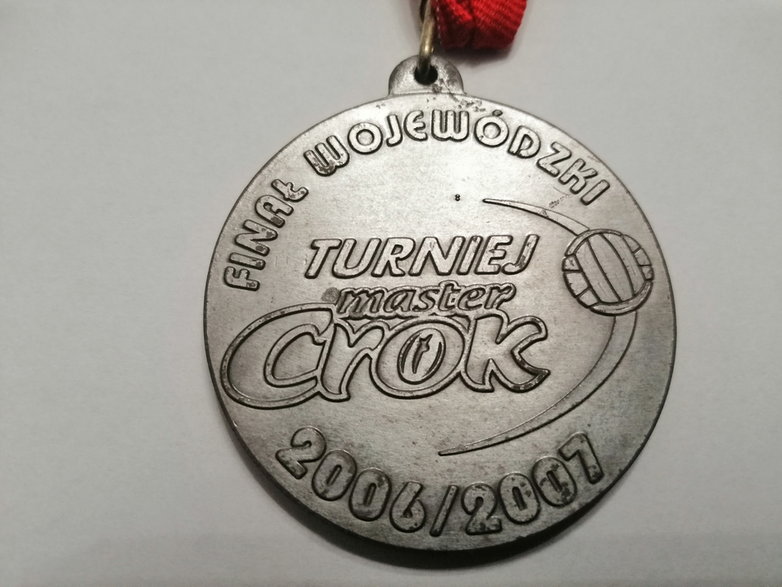 Pierwszy siatkarski medal Bartosza Bednorza. Brązowy krążek mistrzostw województwa śląskiego wywalczył w 2007 roku ze swoim szkolnym zespołem.